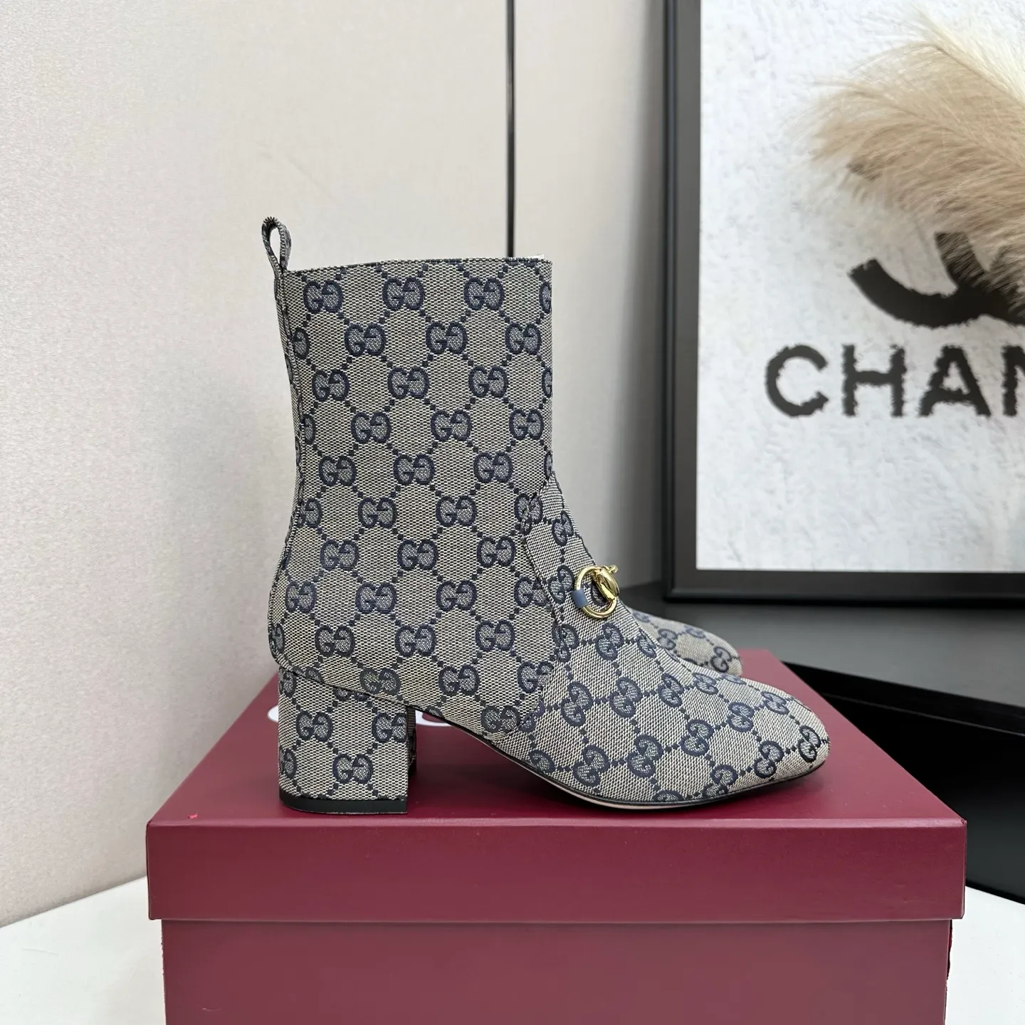 👟👟Ex-factory price 740👟👟 Gucci Gucci 2025G new autumn and winter classic horsebit thick heel short boots. The main series is finally available, and the products are worth looking forward to! Original classics create new designs ✨ Purchasing agent level! Full of high-end feel! A favorite among bloggers at home and abroad, it is retro and fashionable, easy to wear and looks great on your feet! Mainly recommended by the official website, new colors are constantly updated 🆕 ▪️Upper: original calfskin/cloth ▪️Inner lining: imported sheepskin ▪️Outsole: Italian leather outsole ▪️Heel height: 3.5cm ▪️Shoe size: 35-39 (40.41.42 can be customized)